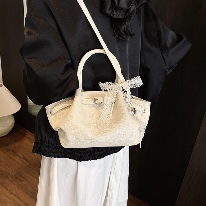 A new, fashionable, pleated and versatile single-shoulder crossbody bag for women in 2025, which is highly popular in cross-border fashion details Picture