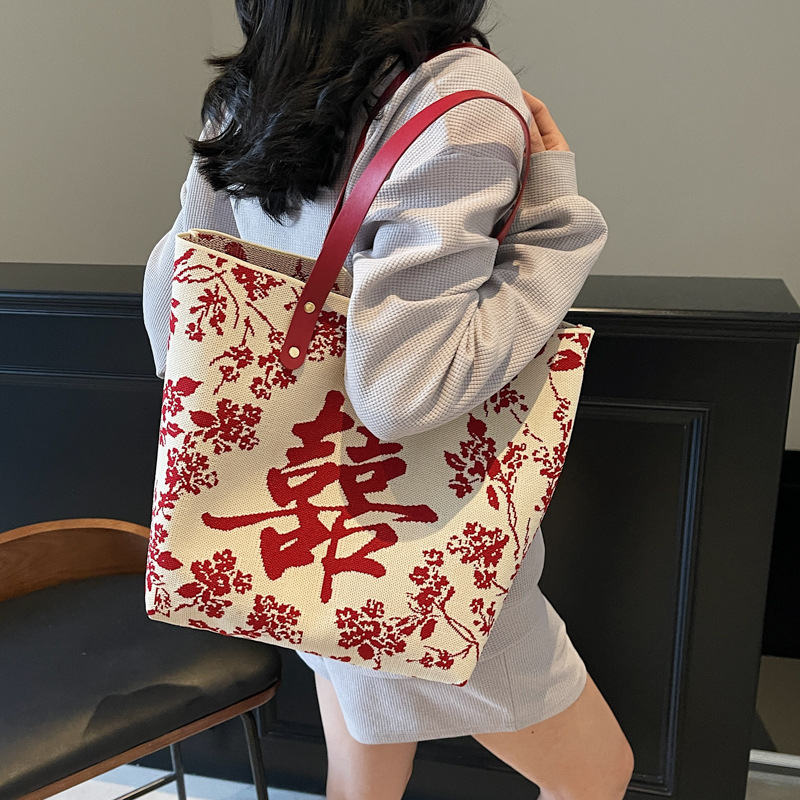 New Chinese-style embroidered texture large-capacity tote bag for women 2025, a trendy, fashionable and casual single-shoulder bag details Picture