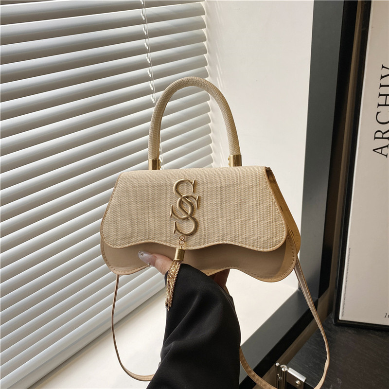 A simple, versatile, personalized and casual small square bag for women with a niche design, high-end quality and elegant style. A new crossbody bag for commuting full figure