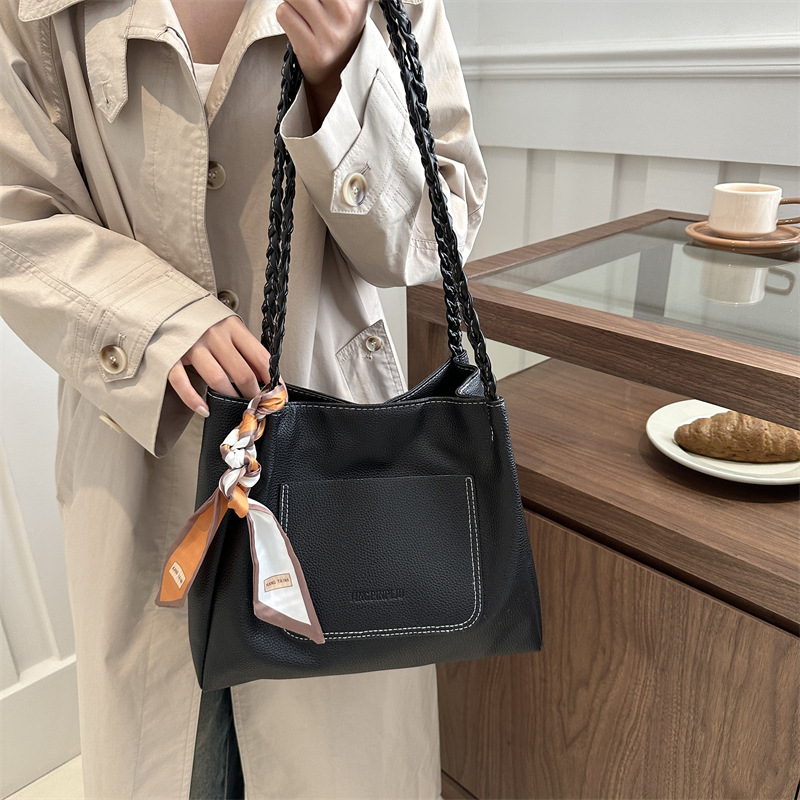 Silk scarf handbag 2024 early Spring new style, versatile for commuting, retro single-shoulder underarm bag, Korean-style tote bag, trendy Application Scenario