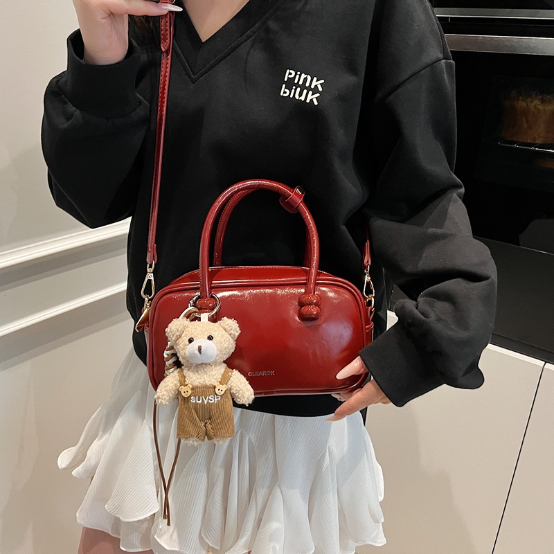 Stylish hand-held pillow bag for women, 2025 new style, trendy and versatile, commuting crossbody bag, casual small handbag Application Scenario