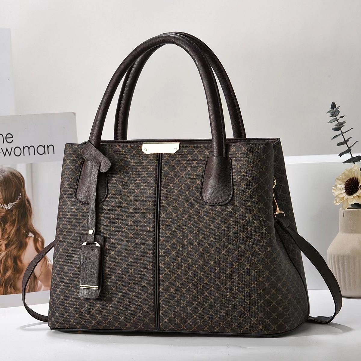The new printed tote bag, hand-held bag, shoulder crossbody bag for women, middle-aged lady and mother bag, exudes a sense of luxury details Picture