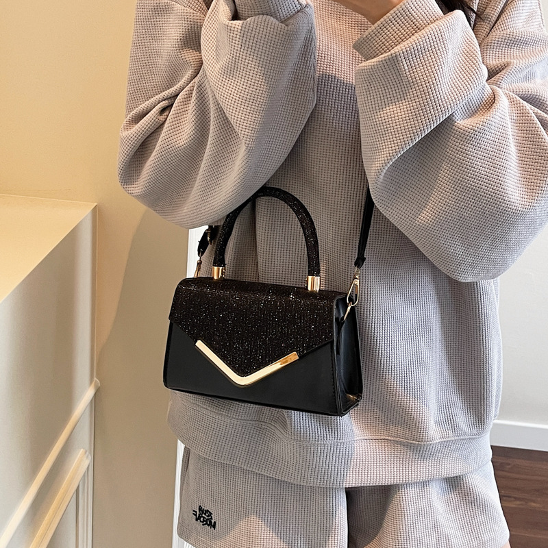 The 2025 new style of fashionable, versatile, simple and high-end single-shoulder crossbody bag is a trendy and niche design handbag details Picture