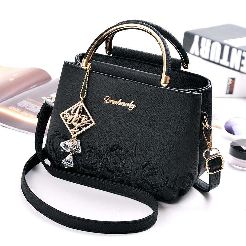 Cross-border Women's Bags 2022 New Style Small bags, fashionable embroidered women's bags, trendy single-shoulder crossbody bags, hand-held small square bags Application Scenario