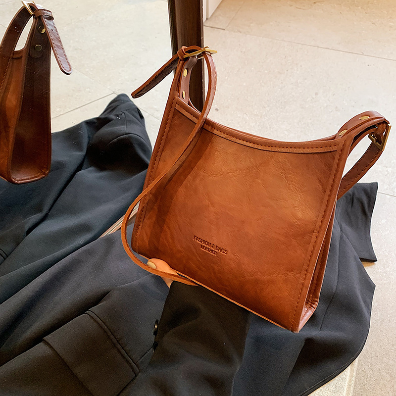 This year, small hand-held bags are in vogue for women. The new autumn 2024 collection features simple and stylish underarm bags and versatile shoulder bags full figure
