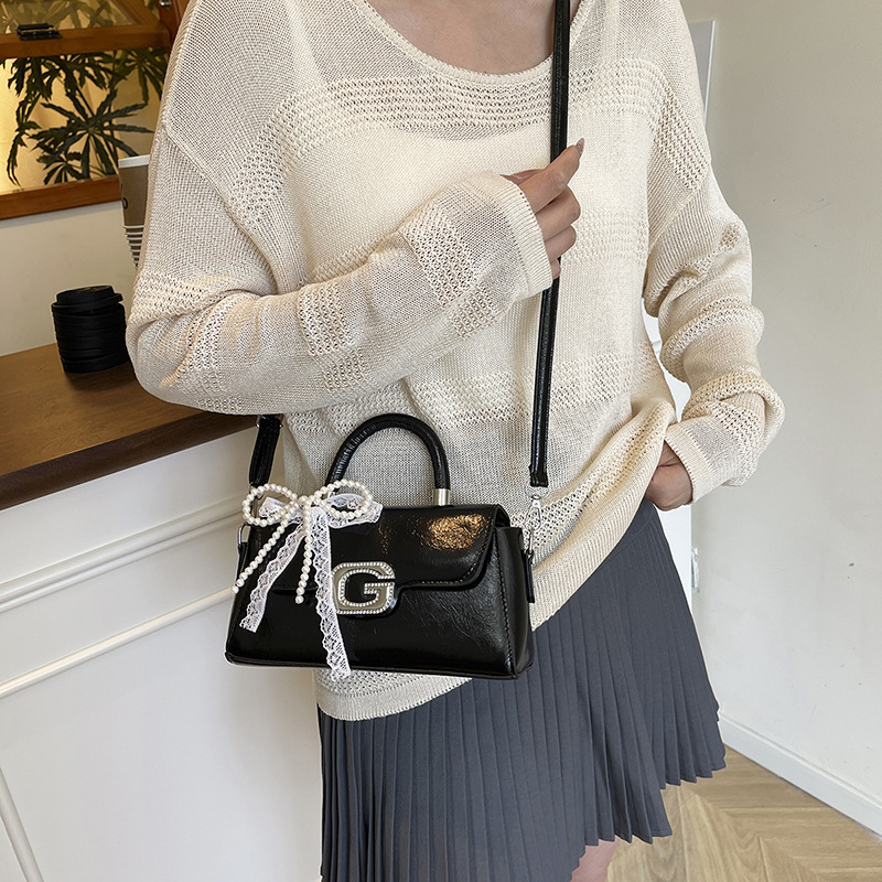 This year, trendy and stylish hand-held small square bags with Korean niche designs and single-shoulder crossbody bags have become popular across borders details Picture
