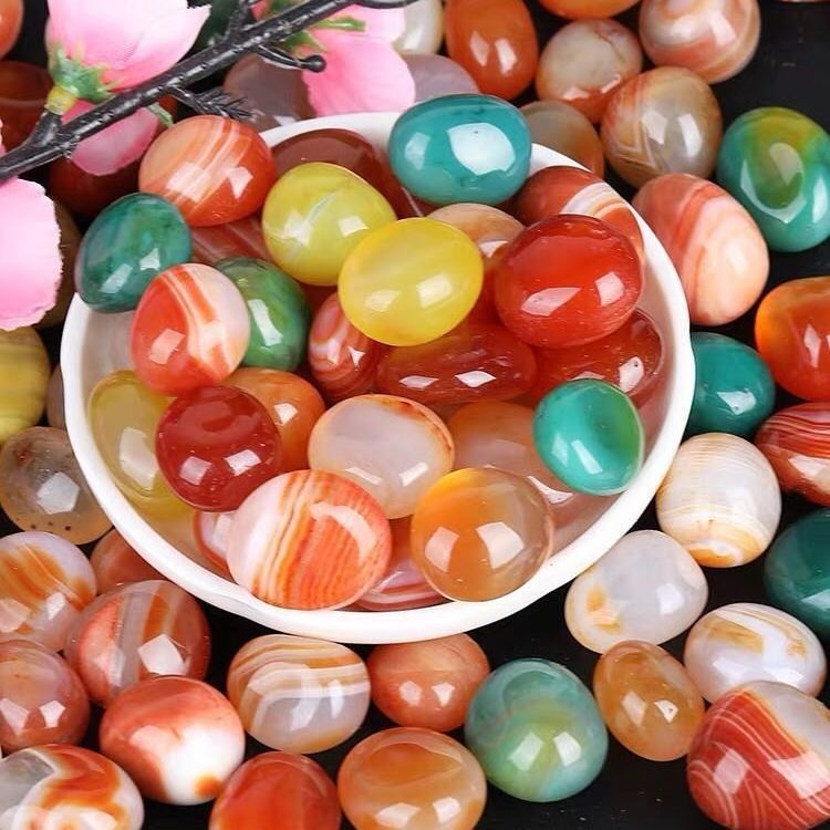Five-color rain flower stones, crystal Nanhong agate, Manzha raw stones, polished fish tanks, landscaping, garden decoration pebbles Application Scenario
