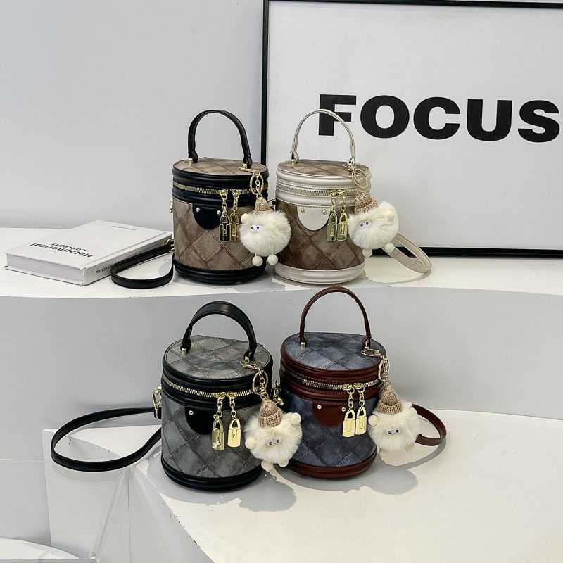 Korean niche design bag for women 2024 new style, fashionable and stylish bucket bag, quality and versatile shoulder bag full figure