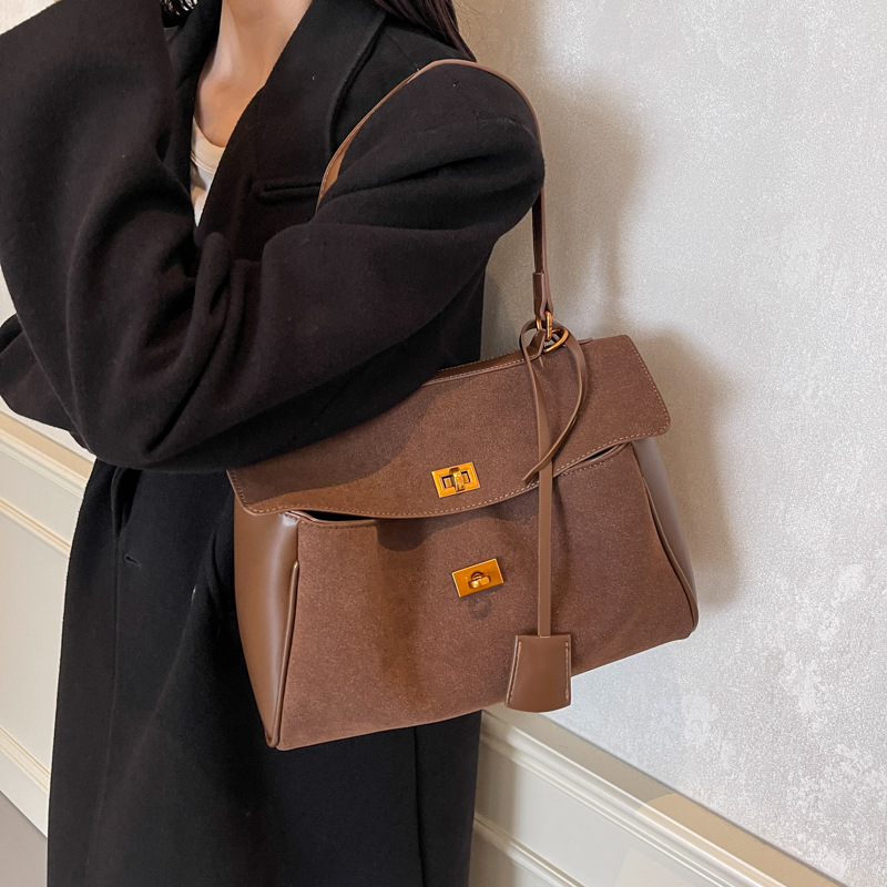 Large-capacity bag for women, 2025 new style casual crossbody single-shoulder bag, high-end texture soft surface underarm tote bag Application Scenario