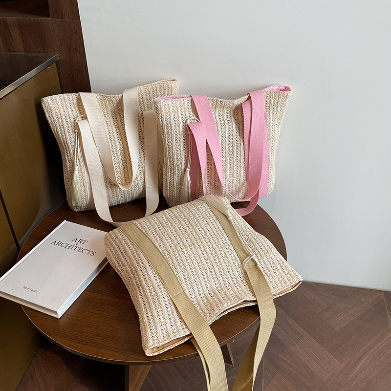 Fashionable straw woven bag, spring new trendy woven tote bag, large-capacity casual commuting women's underarm bag, ins Application Scenario