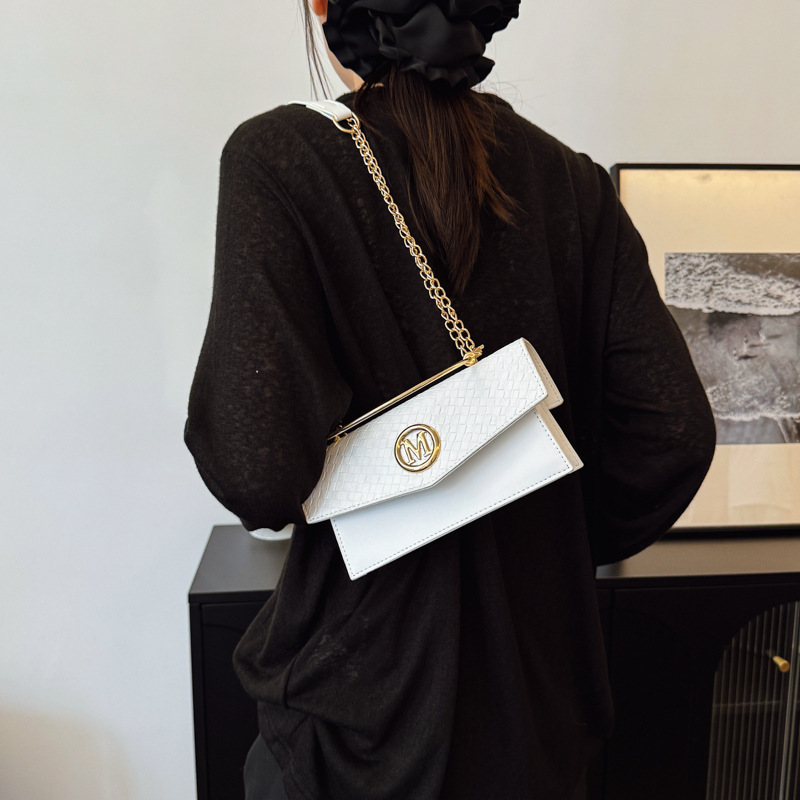 The new French fashion flip-top bag for Spring/Summer 2025 exudes a high-end feel. It is a small square bag with a contrasting color woven fabric that can be carried diagonally across the shoulder details Picture