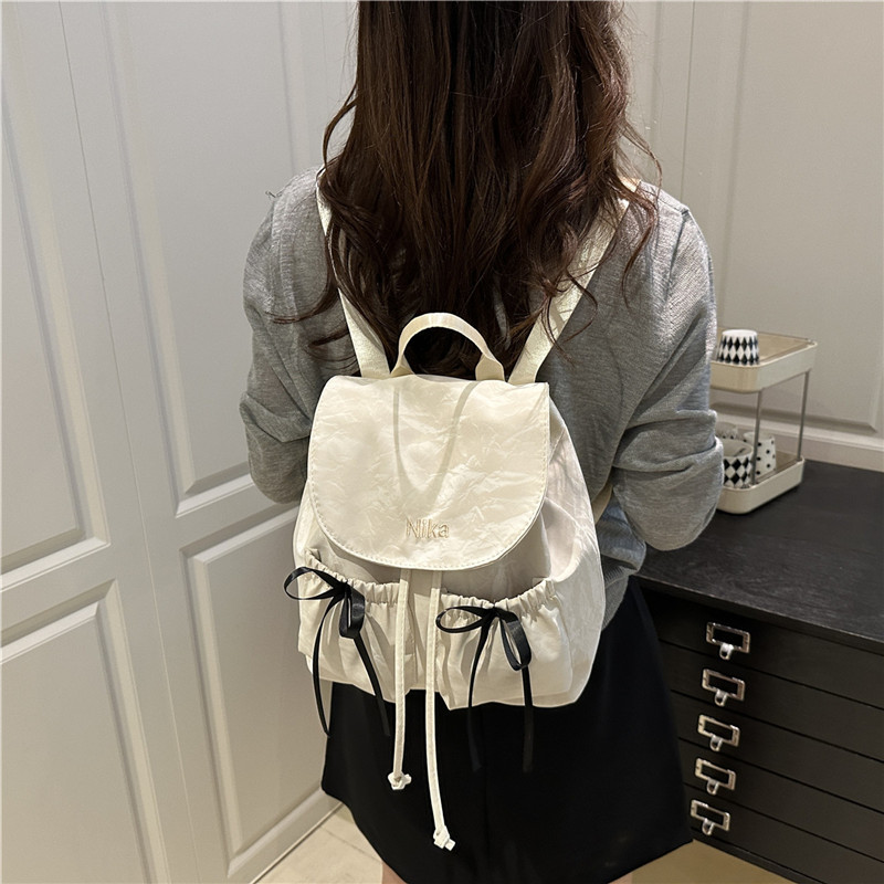 Niche and simple design backpack 2025, a fresh and pleated women's bag, casual, fashionable and versatile commuter crossbody bag details Picture