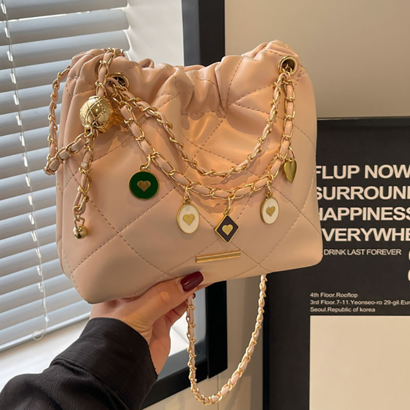 A niche and simple Instagram-style Chanel bag for women, a new 2024 stylish diamond-shaped bucket bag, a versatile single-shoulder crossbody bag full figure