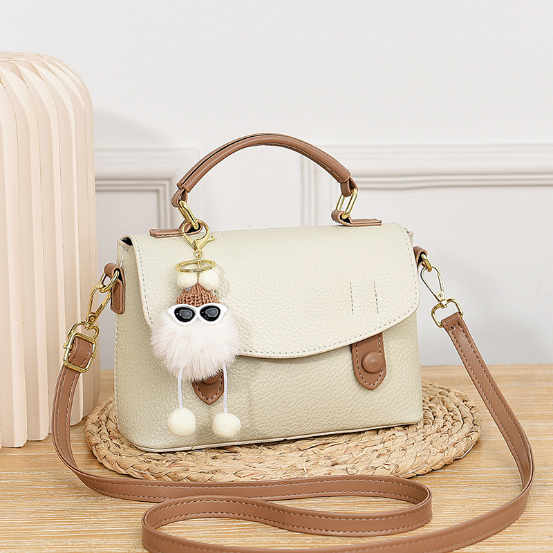 A new trendy Korean version casual crossbody bag for women in 2025, a stylish black small bag for spring and summer, simple for students Application Scenario