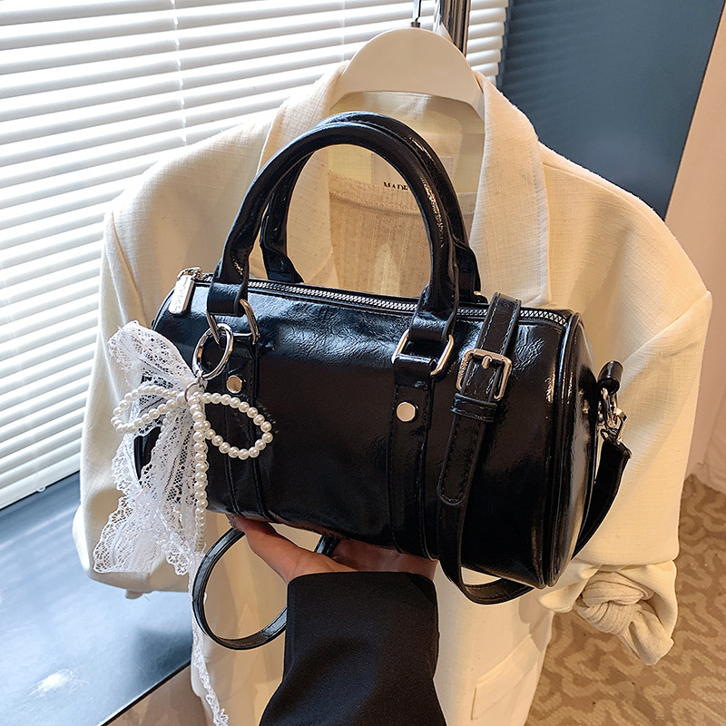 A stylish and versatile Boston bag for women, 2025 new oil-wax leather single-shoulder underarm bag, a casual soft leather pillow bag full figure