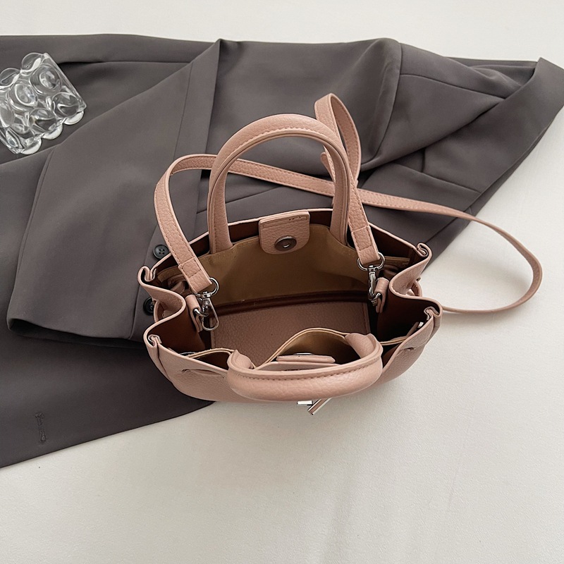 2025 New style, versatile soft leather handbag, casual women's casual lychee pattern crossbody bag, stylish single-shoulder underarm bag Application Scenario