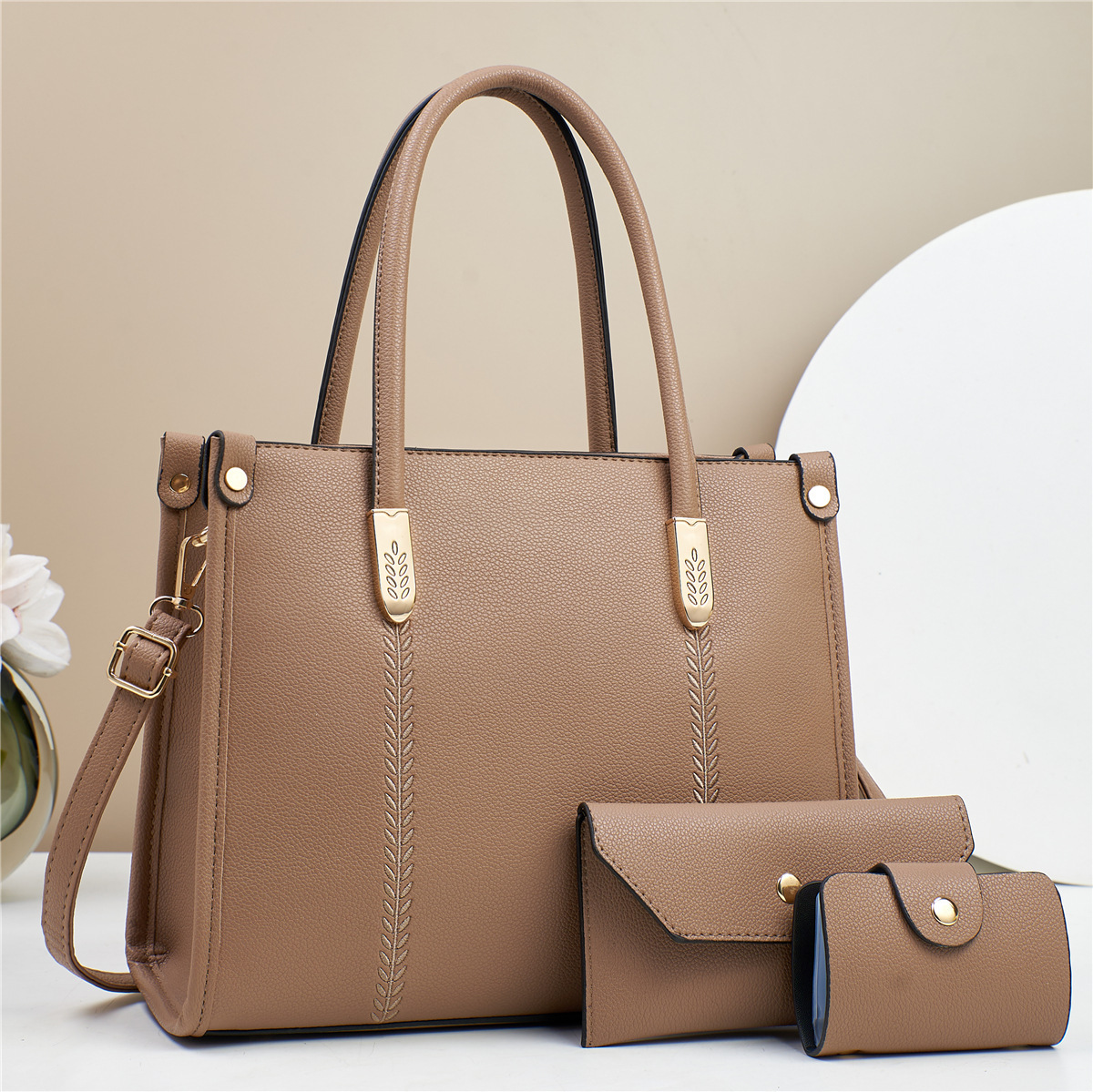 Three-piece set of new 2025 fashion handbag, single-shoulder versatile crossbody bag, elegant lady's bag, middle-aged mother's bag Application Scenario