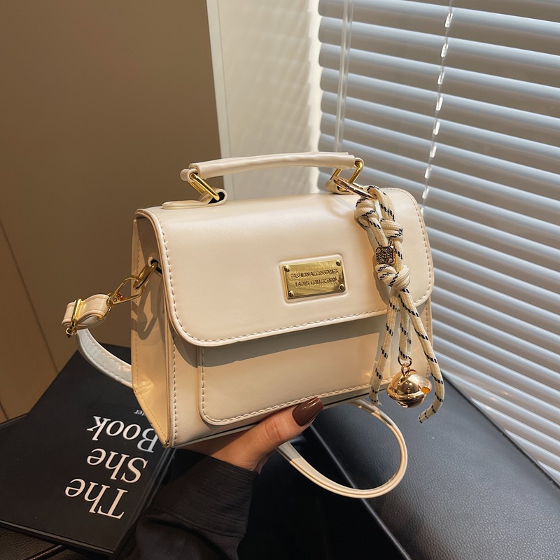 Carrying a trendy and versatile briefcase, the 2025 new Korean-style fashionable casual single-shoulder bag, a high-end and niche crossbody bag full figure