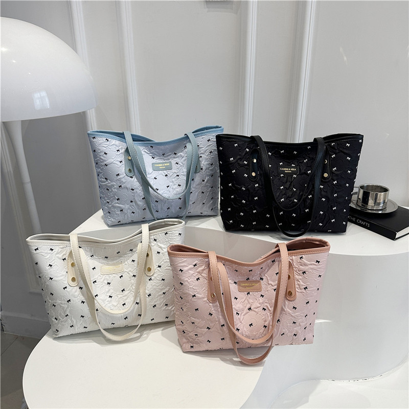 Simple single-shoulder tote bag, fashionable large-capacity commuter bag, 2025 new style, fashionable, casual, trendy and stylish commuter bag Application Scenario