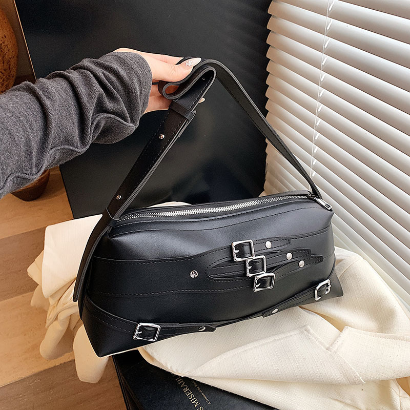 Korean motorcycle style underarm bag for women, 2025 new trendy, fashionable and stylish baguette bag, versatile single-shoulder handbag Application Scenario