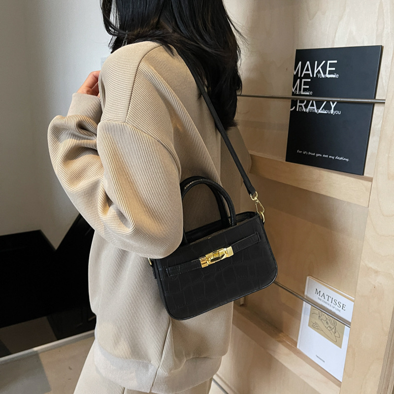 This is a trendy, niche and high-end crocodile pattern handbag for women. It is a new, fashionable and stylish solid color single-shoulder crossbody bag for 2025 Specification drawing