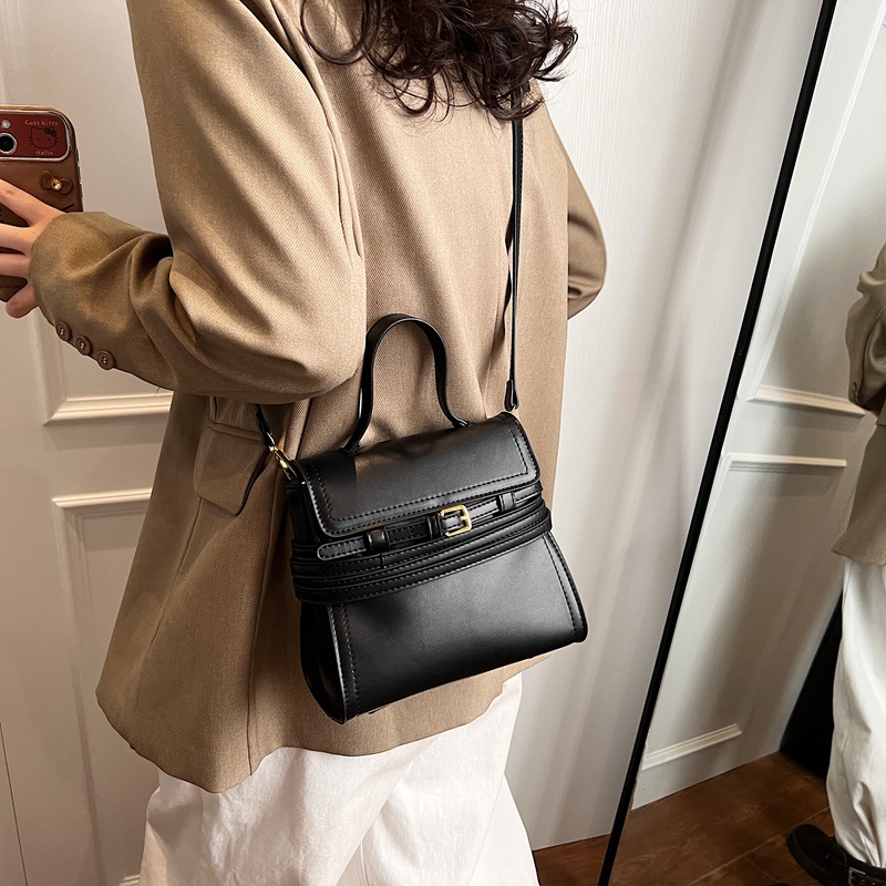 A fashionable and casual briefcase for women in 2025, a trendy and versatile Korean style single-shoulder bag with a sense of high-end simplicity Application Scenario