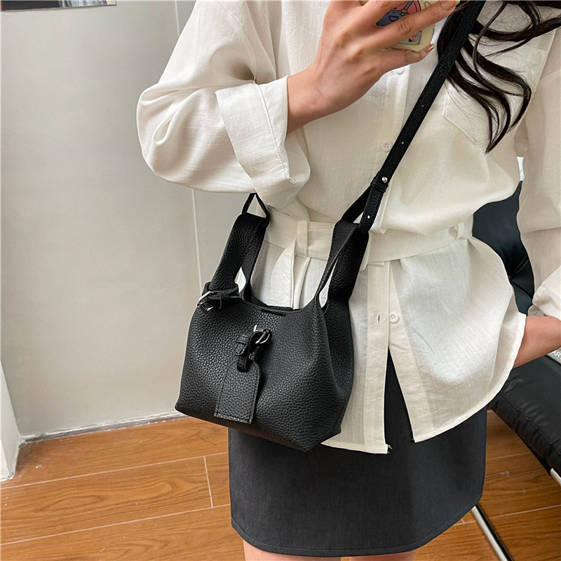 Cross-border retro texture handbag for women 2025 Spring New style, fashionable and simple bucket bag, versatile crossbody bag details Picture