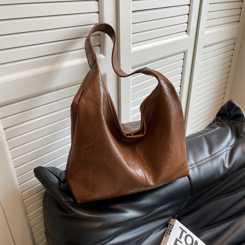 Soft surface, simple and large-capacity underarm bag for women, 2024 new style single-shoulder bag, fashionable and stylish, retro bucket bag for commuting details Picture