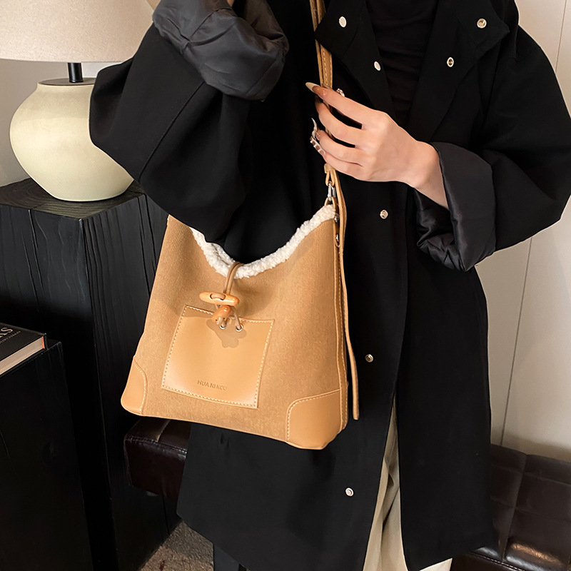 This year's popular single-shoulder bucket bag is a high-capacity women's large capacity 2024 new style fashionable and versatile casual crossbody bag Application Scenario
