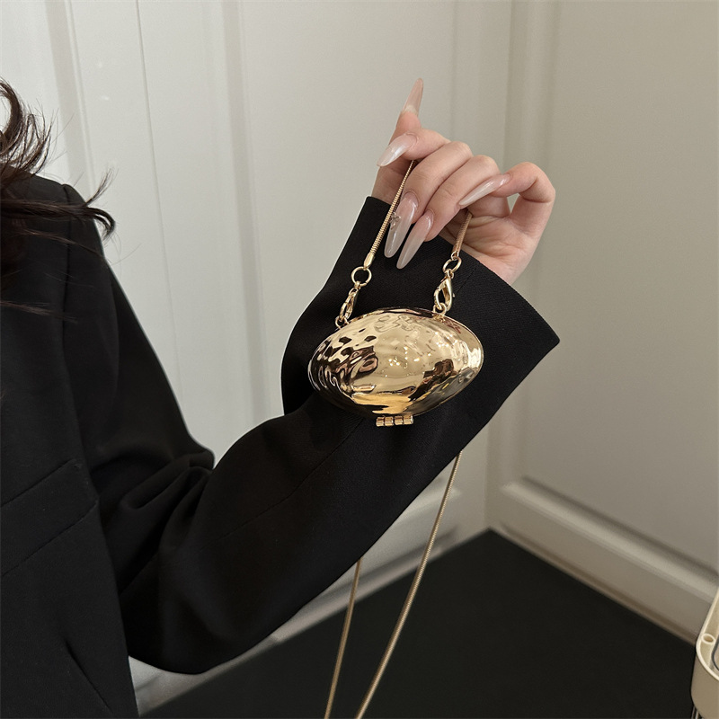 Metal mini shell bag for women, 2025 new style, trendy decoration crossbody bag, niche design, chain single-shoulder opening red envelope full figure