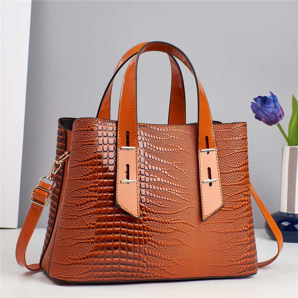 Crocodile-patterned large-capacity foreign trade bags for women, new fashionable women's bags, popular embossed women's single-shoulder bags and handbags Application Scenario