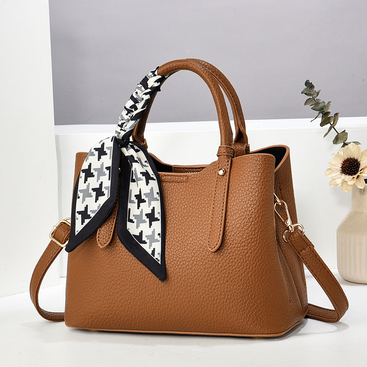 A manufacturer of large-capacity handbags for women in the summer of 2025, featuring a trendy, simple, fashionable and elegant crossbody single-shoulder bag Specification drawing