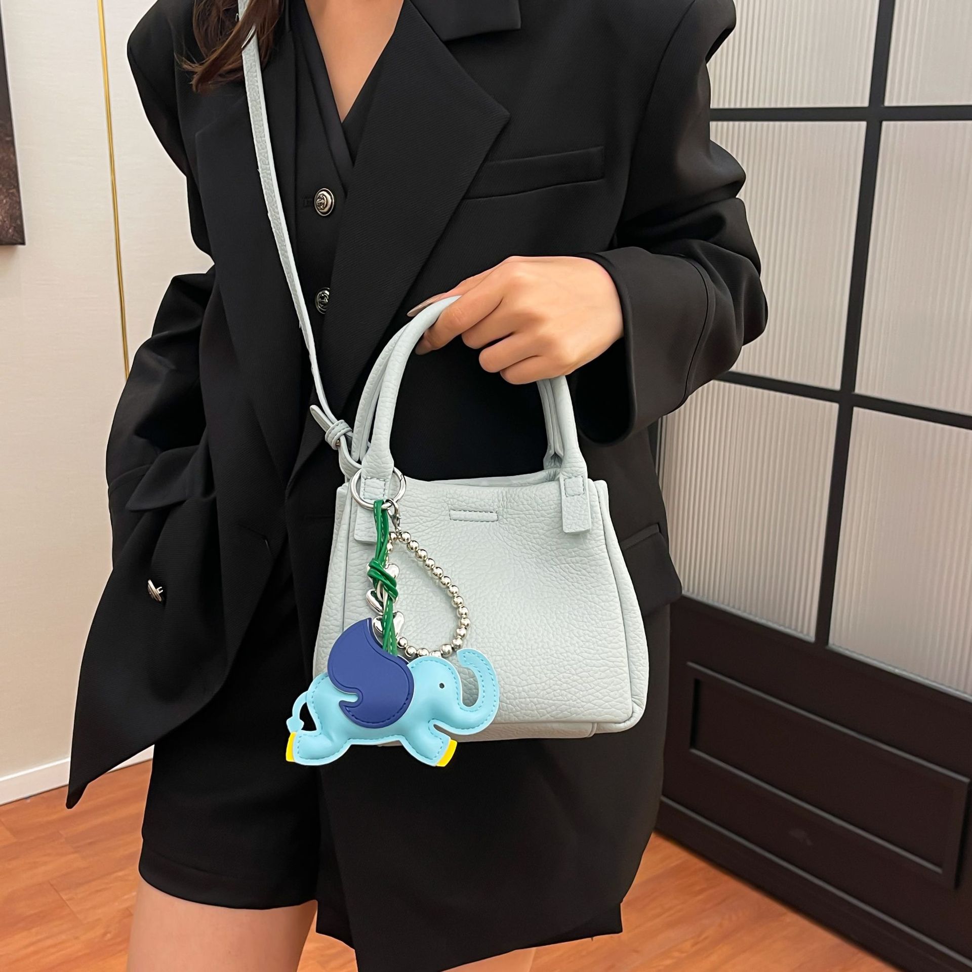 Fashionable, high-end, simple hand-held vegetable basket bag, lychee pattern bucket bag, versatile women's single-shoulder crossbody bag Application Scenario
