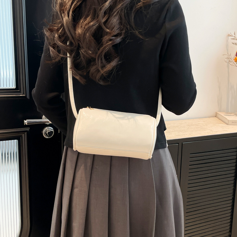 Retro pillow bag for women 2025 new style, fashionable and versatile cylindrical crossbody bag, high-end casual single-shoulder armpit bag for women details Picture