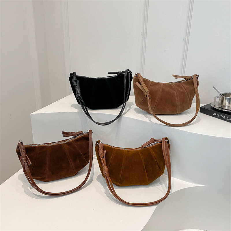 A new vintage underarm bag for women in the autumn and winter of 2024, featuring a matte texture single-shoulder crossbody bag with a patchwork horn bag Application Scenario