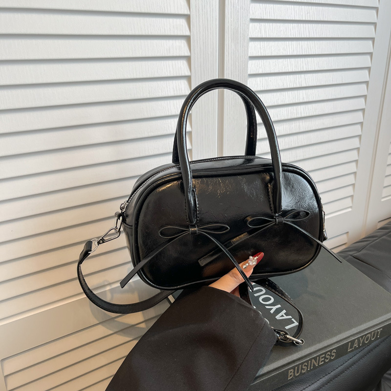 High-end oil-wax leather small bag for women, 2025 new style, trendy and versatile casual crossbody bag, fashionable hand-held bowling bag details Picture