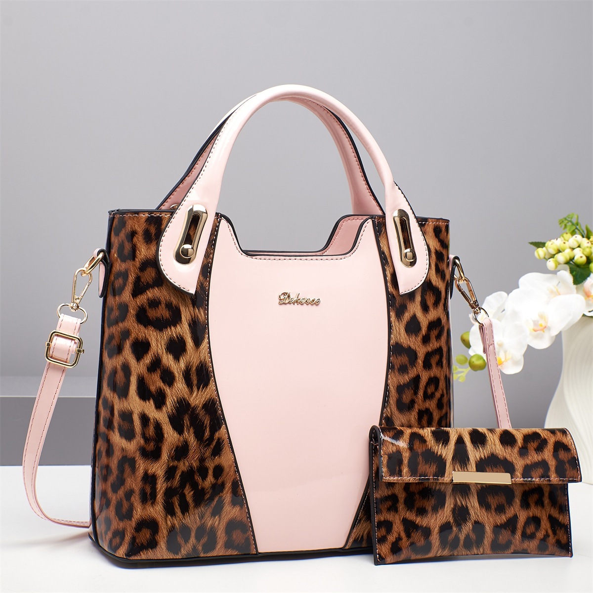 The new leopard print crossbody bag for women in 2025 is a trendy large-capacity handbag for women, exuding a sense of high-end and light luxury Application Scenario