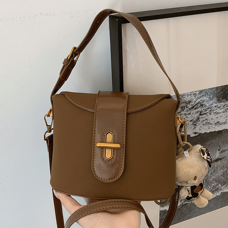 New women's 2024 fashionable bucket bag, casual, versatile, fashionable and niche design, retro crossbody handbag full figure