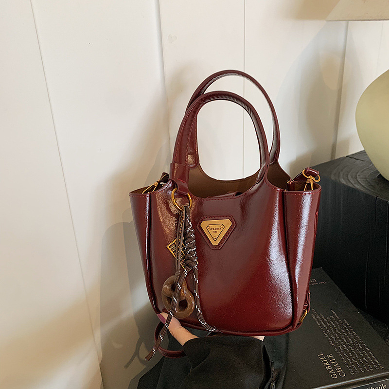 The 2024 new style of fashionable hand-held bucket bag is a high-end, casual and versatile single-shoulder bag with a retro and niche design for women Specification drawing