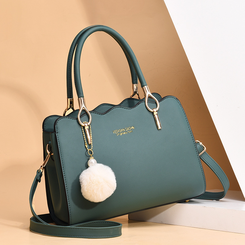 Large-capacity women's handbag, 2022 new trendy and fashionable middle-aged mom bag, single-shoulder crossbody bag for export Application Scenario