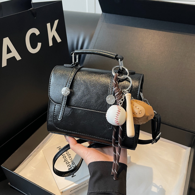 Retro hand-held Cambridge bag, fashionable and versatile crossbody small bag, a new 2024 niche design for women's commuting single-shoulder bag details Picture