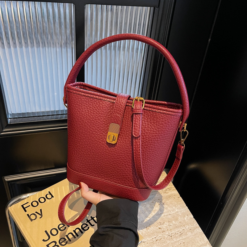 A new 2024 stylish crossbody bucket bag for women with a unique Korean design sense, simple and versatile for work and commuting details Picture