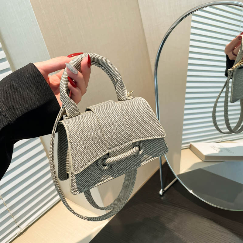 This year's popular fashion mini handbags for the 2024 autumn/winter season: solid-colored single-shoulder crossbody bag, small square bag for women full figure