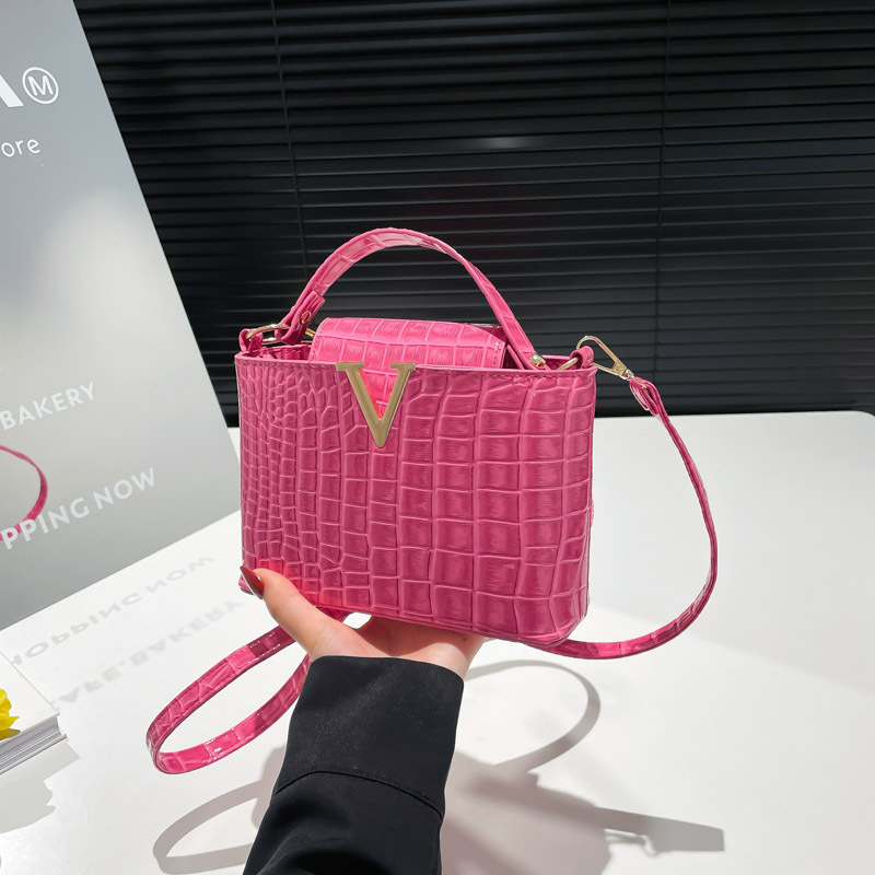 Cross-border Trend 2025 Summer Crocodile Pattern V-shaped handbag, large-capacity tote bag, commuter high-end single-shoulder bag full figure