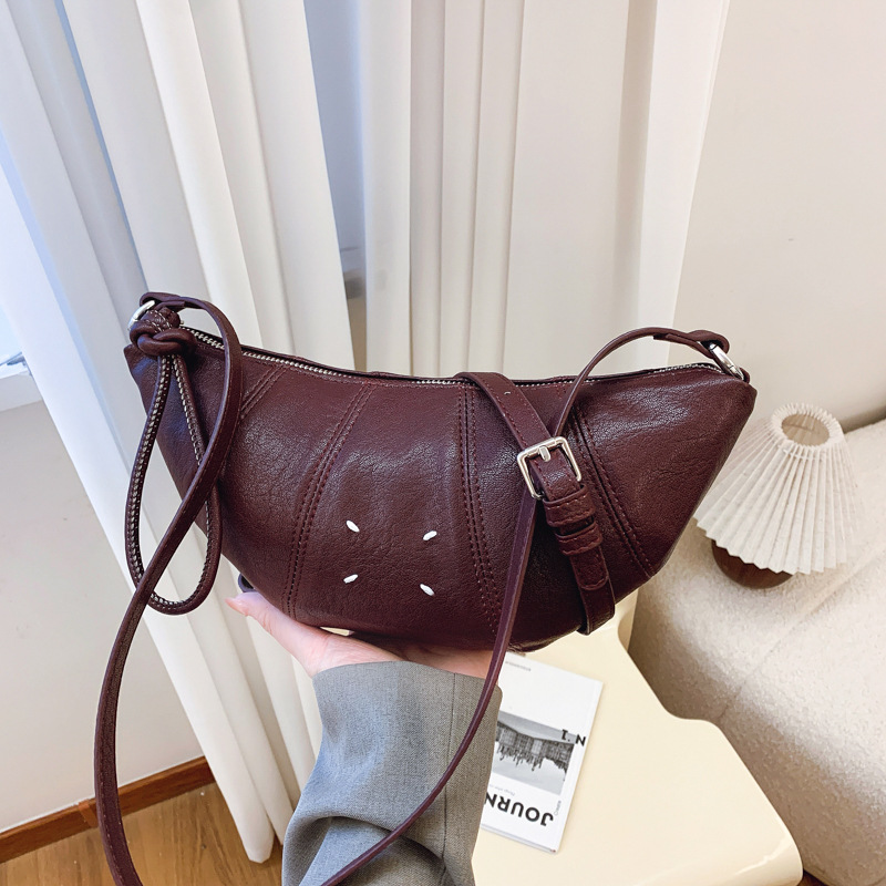 The laid-back horned women's 2025 new style is fashionable, high-end, and features a niche design. It's a single-shoulder crossbody dumpling bag details Picture