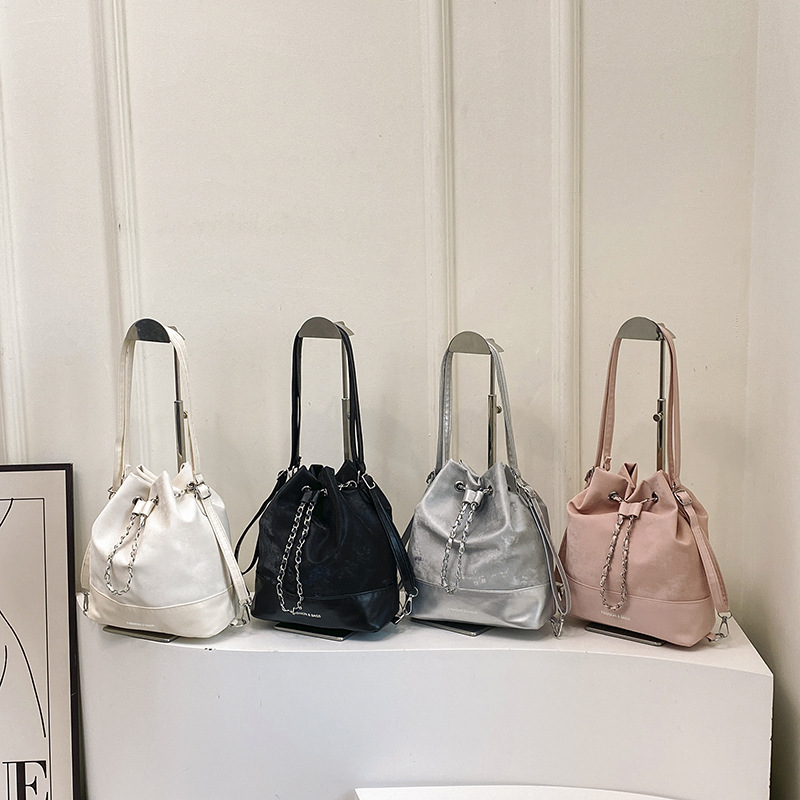 Personalized chain, stylish design, fashionable drawstring women's backpack 2024 new style, simple and large-capacity crossbody bucket bag Application Scenario