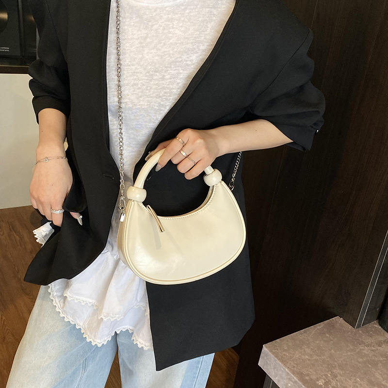 Cross-border shiny solid color handbag for women, 2025 new exquisite retro commuter crossbody bag, versatile chain single-shoulder bag Application Scenario