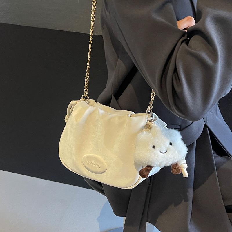This is a new 2024 stylish and versatile Korean-style pleated single-shoulder crossbody bag with a unique texture Application Scenario