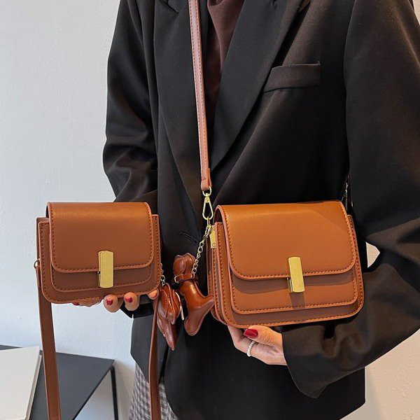 The trendy small square bag is a versatile and fashionable crossbody bag. It's a new style of high-quality and fashionable commuting single-shoulder bag for women in 2025 Specification drawing