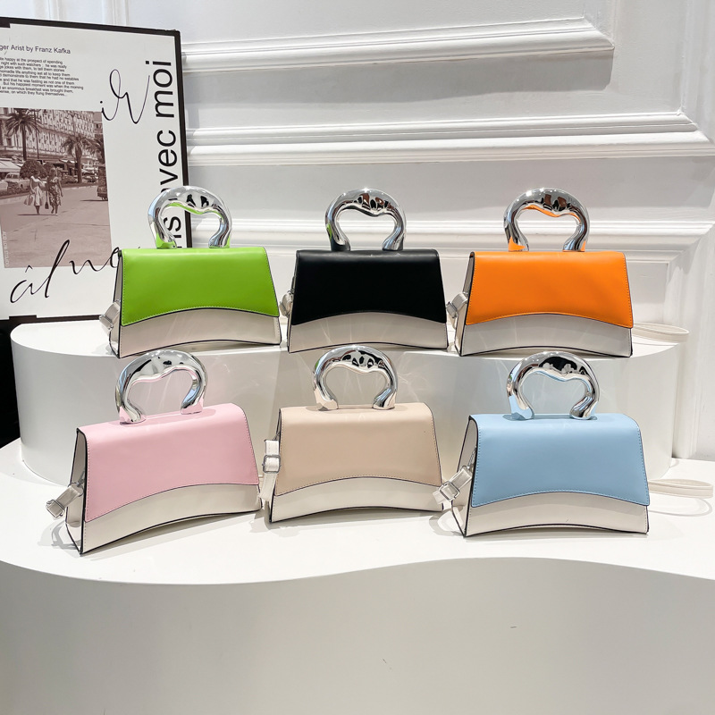 In 2025, the new decorative patchwork small bag is in vogue for women. It's a trendy crossbody bag and a fashionable hand-held small square bag Application Scenario